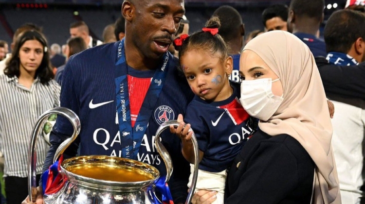 登哥登嫂好登贝莱与妻子女儿一起捧大耳朵杯庆祝